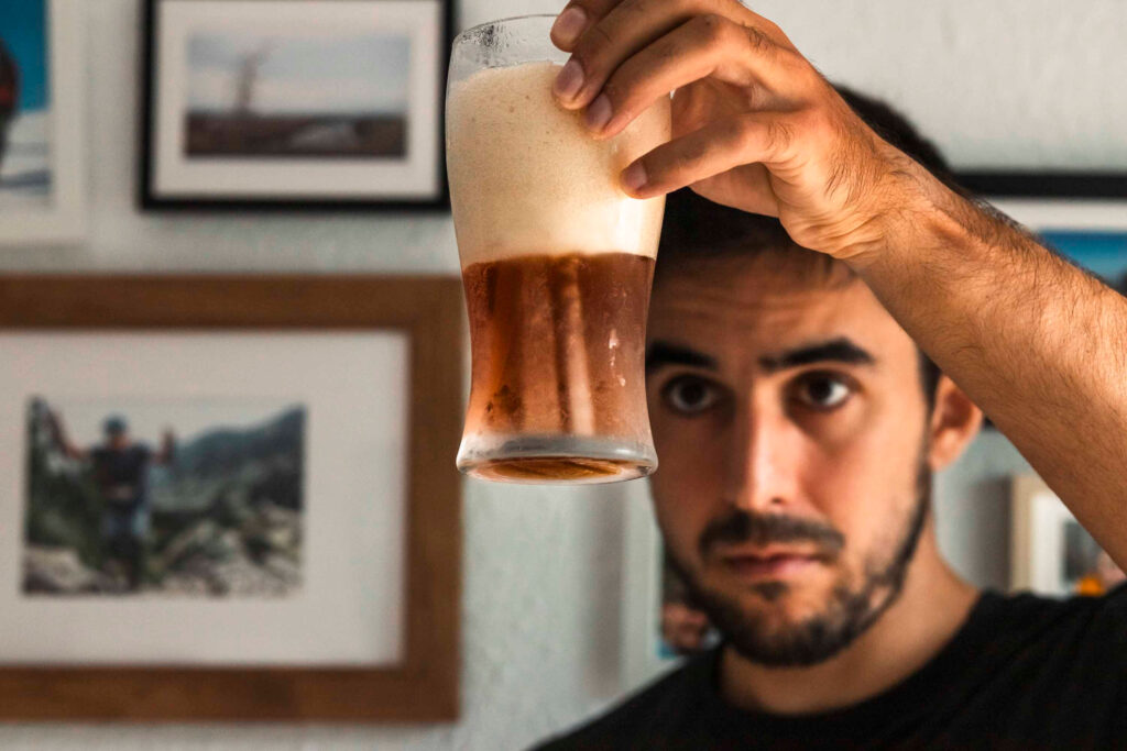 Cerveza en mano de muros brew