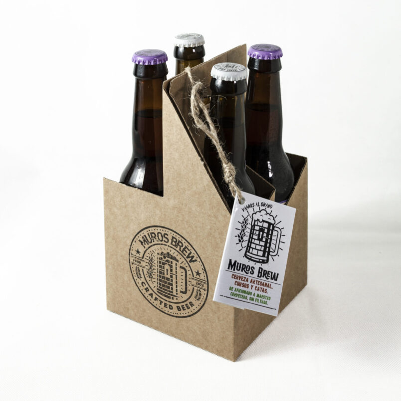 Caja con el Pack Solsticio de Muros Brew, una selección de 4 botellas de cerveza artesana que incluye las variedades Danubio (Vienna Lager) y The Bruce (Scottish Ale Export).