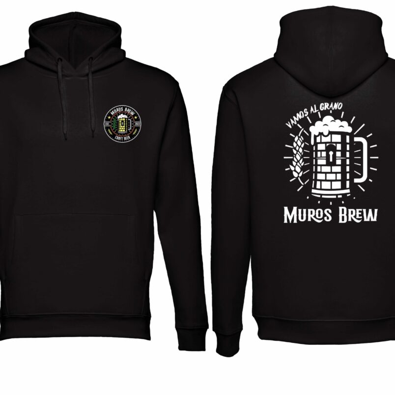 Vista frontal y posterior de la sudadera negra con capucha oficial de Muros Brew, merchandising de cerveza artesana con el logo estampado en el pecho y el diseño estampado en la espalda